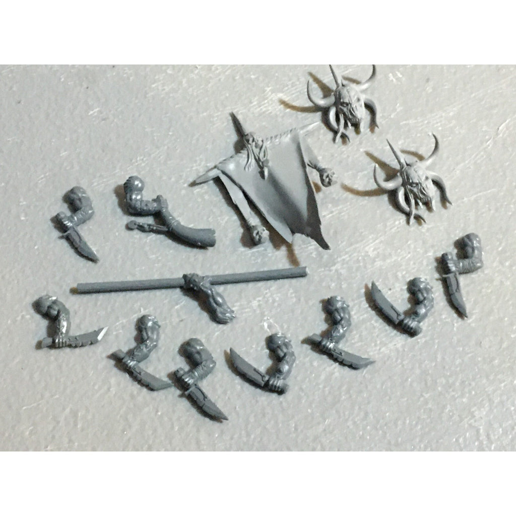 A23133 WARHAMMER FANTASY CHAOS BEASTMEN BITS LOT GORS BANNERS ARMS GW