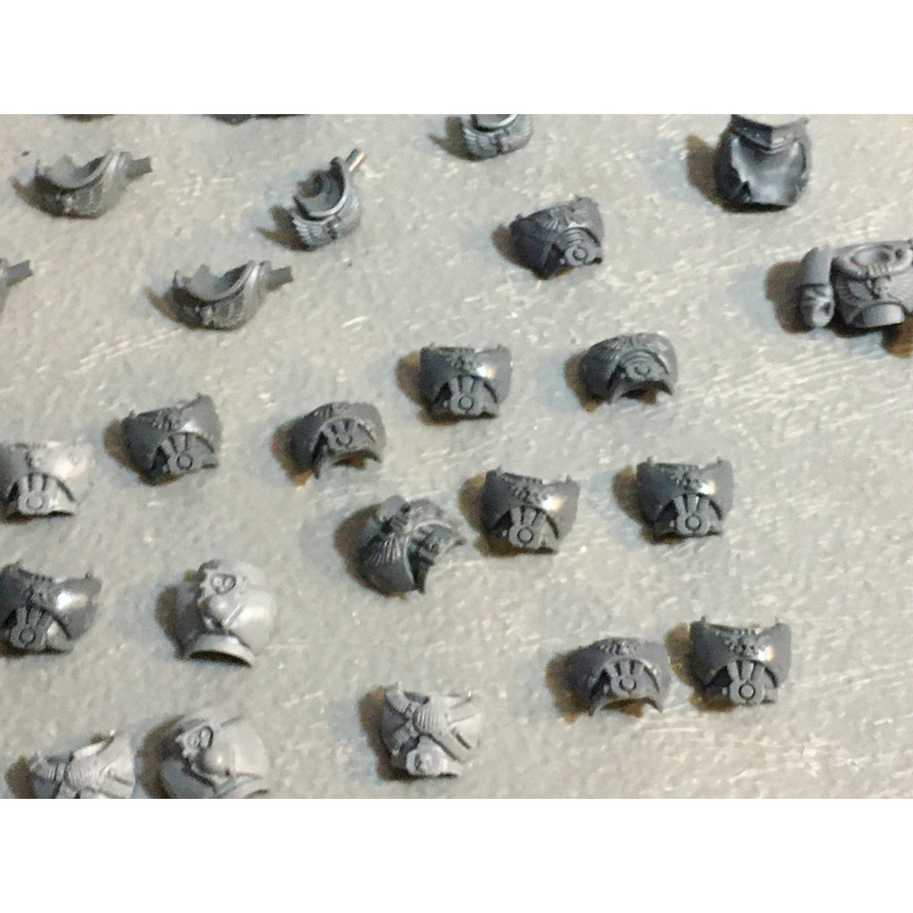 A29448 WARHAMMER 40K SPACE MARINES BITS LOT TORSO PARTS SHOULDER PADS GW