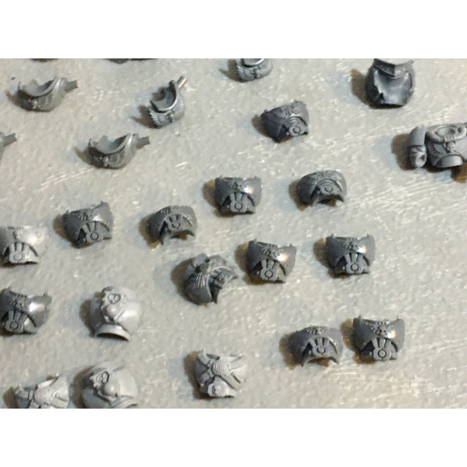 A29448 WARHAMMER 40K SPACE MARINES BITS LOT TORSO PARTS SHOULDER PADS GW