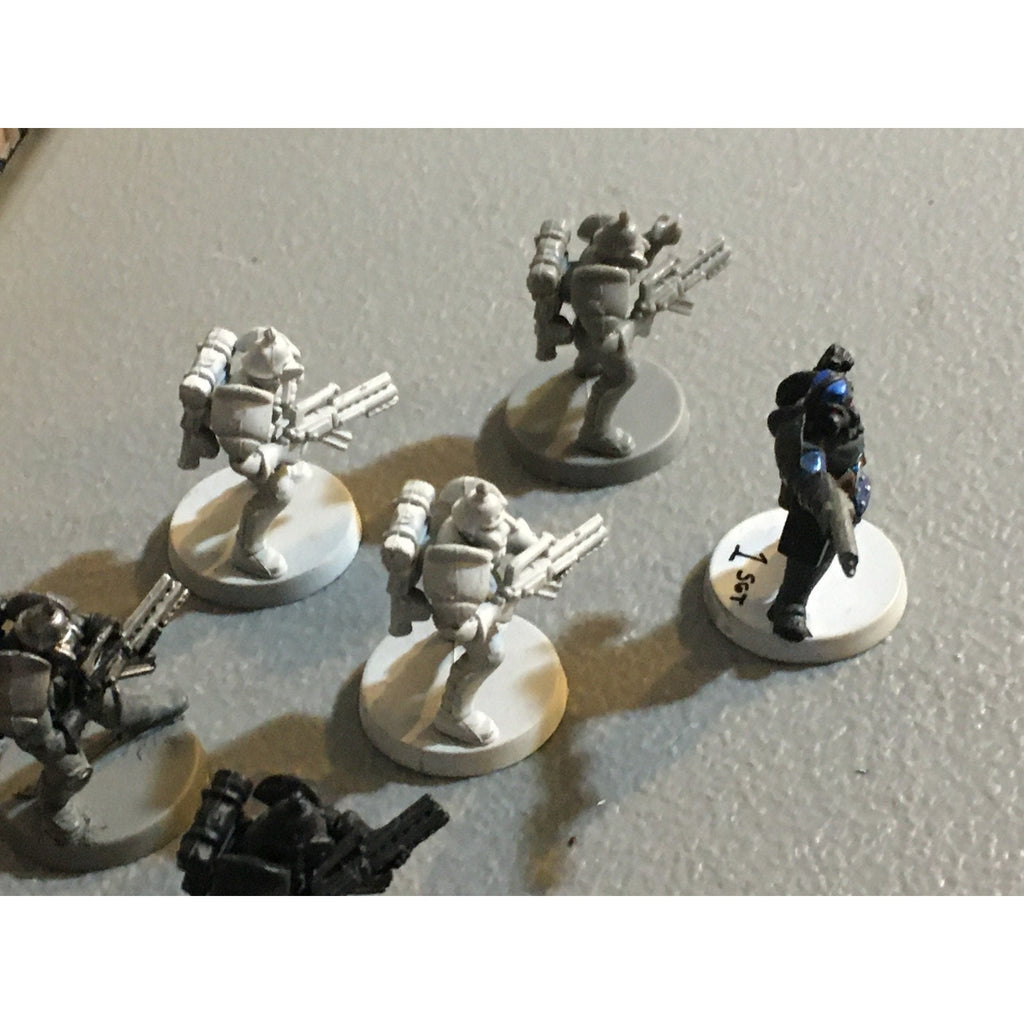 A30064 UNKNOWN TABLE TOP SCI-FI POWER ARMOR SOLDIERS 9 PK MISS 1 ARM WAR GAMES