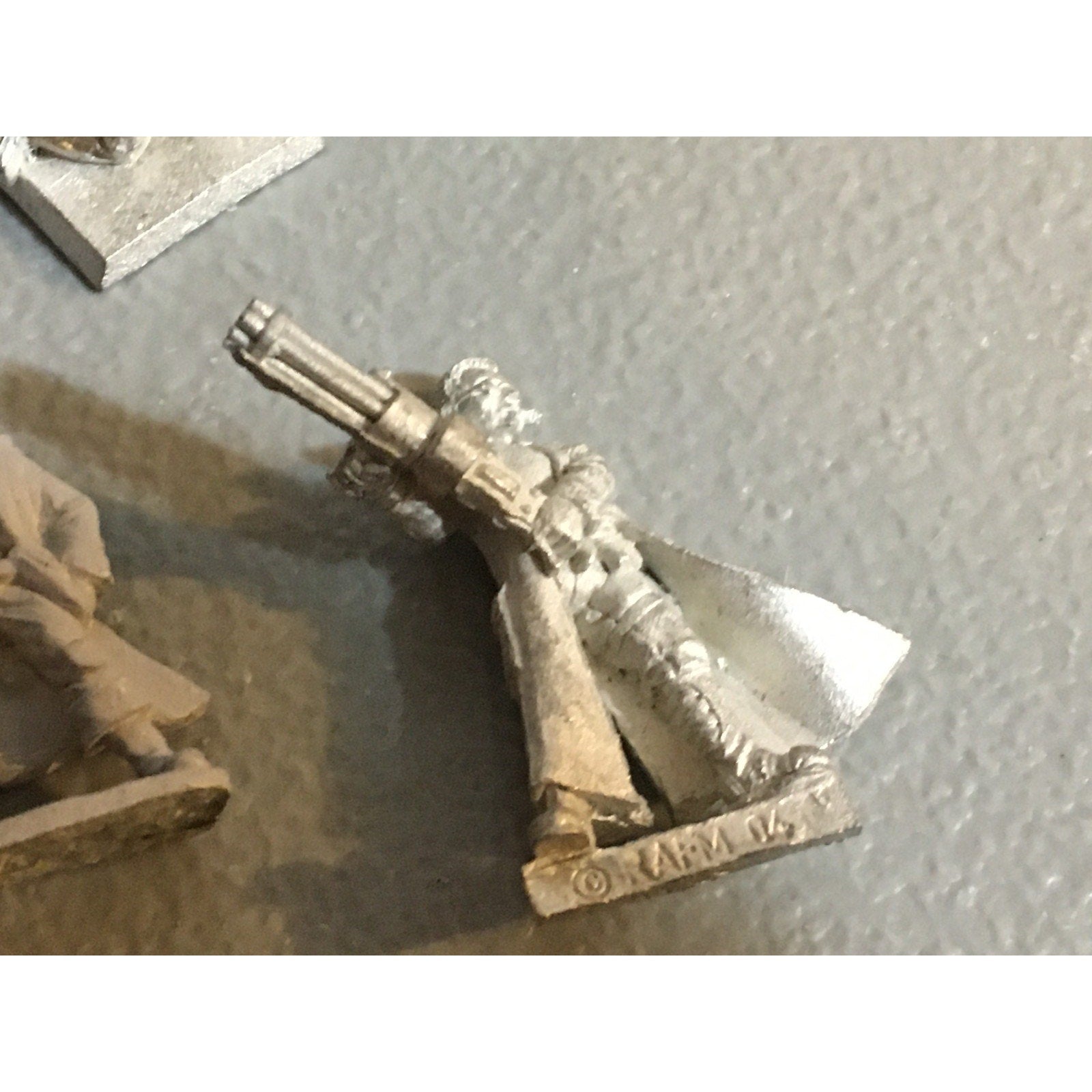A34036 UNKNOWN METAL MINIATURES SCI-FI MODERN MIXED LOT SOLDIER CIVILIAN ROBOT