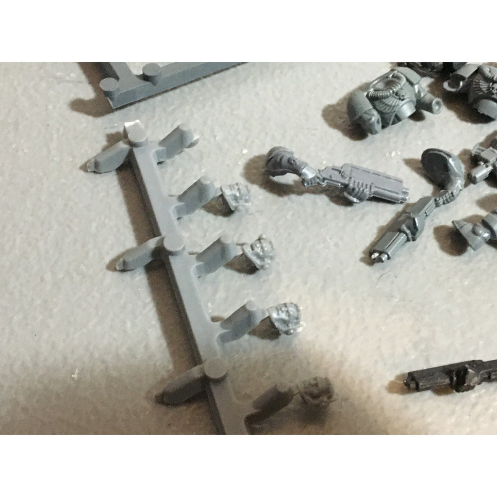 A21068 WARHAMMER 40K SPACE MARINES BITS LOT SCOUTS SHOTGUNS PISTOLS HEADS