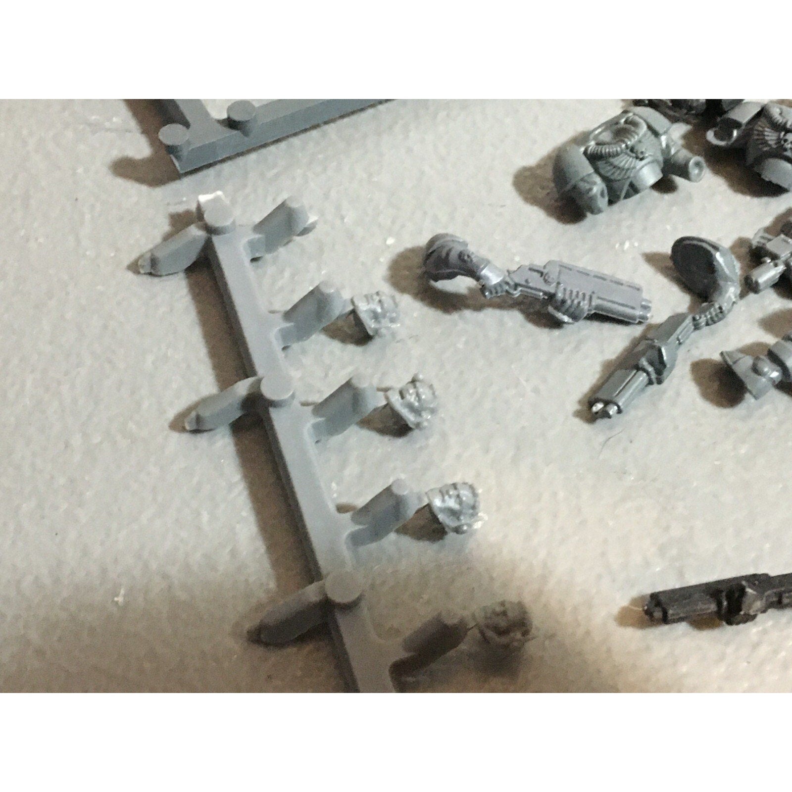 A21068 WARHAMMER 40K SPACE MARINES BITS LOT SCOUTS SHOTGUNS PISTOLS HEADS