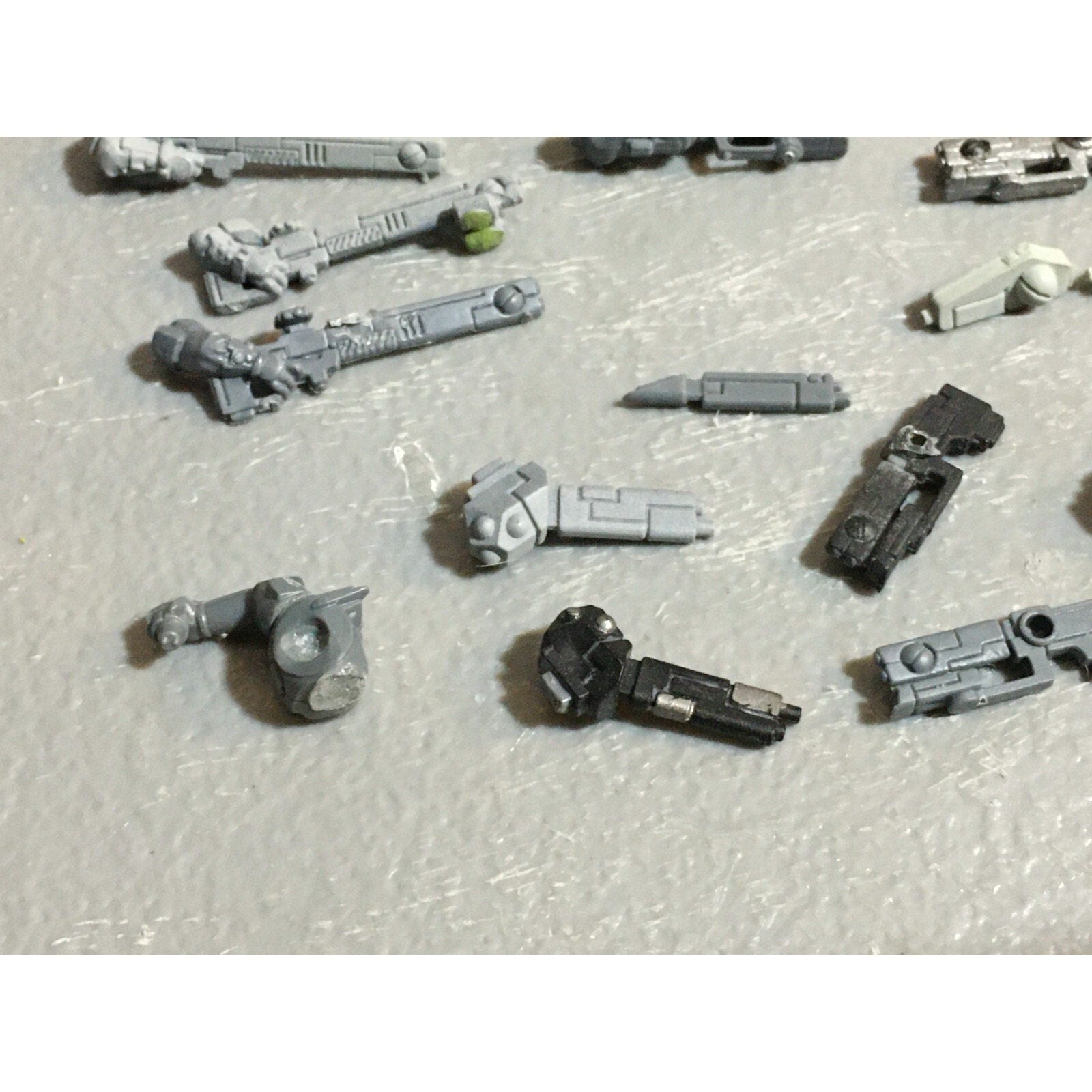 A23150 WARHAMMER 40K TAU EMPIRE BITS LOT FIRE WARRIORS GUNS HEADS ARMS GW