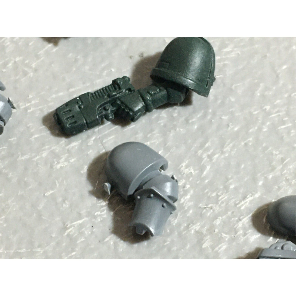 A22267 WARHAMMER 40K SPACE MARINES BITS LOT BOLTERS ARMS GAMES WORKSHOP GW