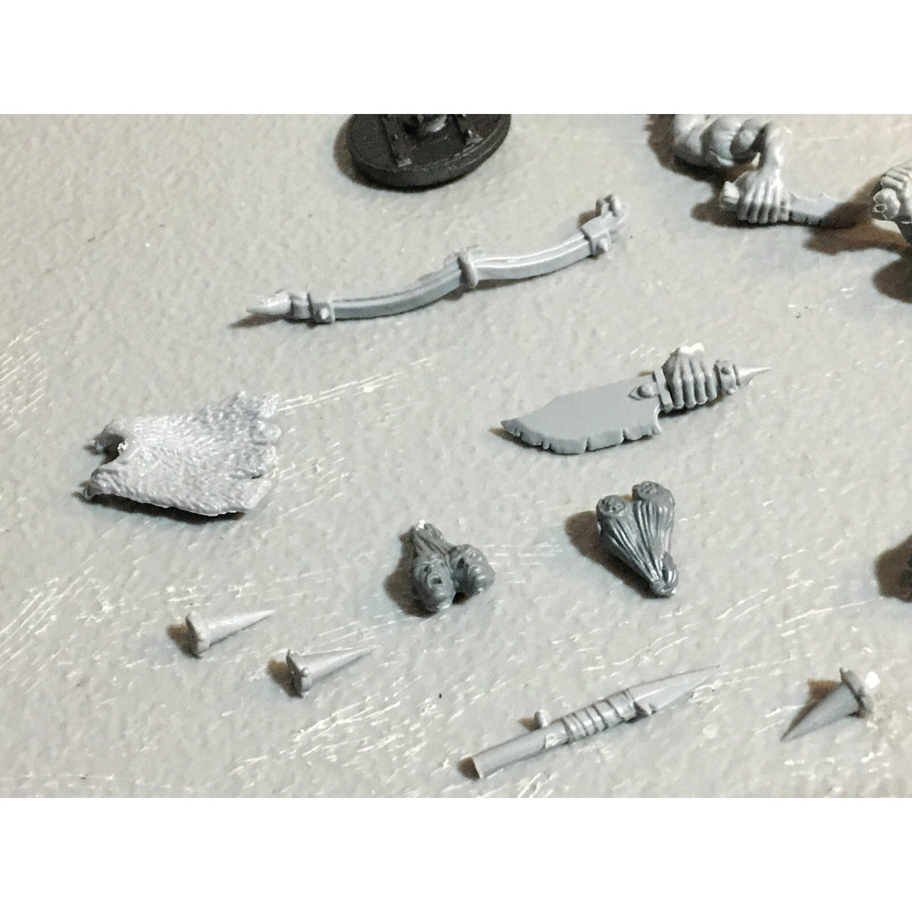 A23398 WARHAMMER FANTASY ORCS & GOBLINS BITS LOT MIXED ACCESSORIES BANNER HEADS