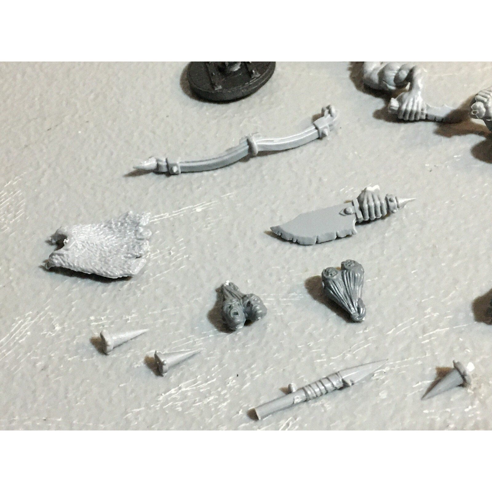 A23398 WARHAMMER FANTASY ORCS & GOBLINS BITS LOT MIXED ACCESSORIES BANNER HEADS