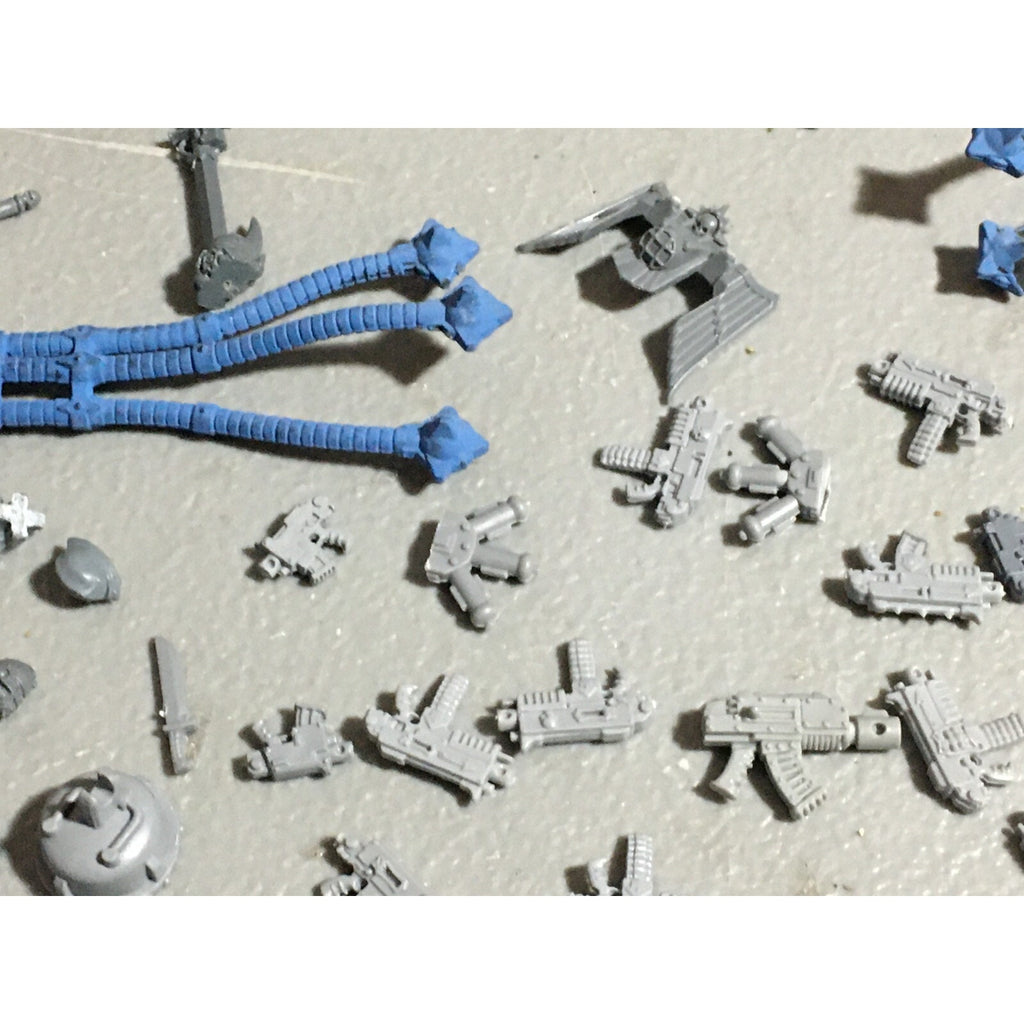 A22418 WARHAMMER 40K MIXED BITS LOT BOLTERS HEADS ARMS GAMES WORKSHOP GW