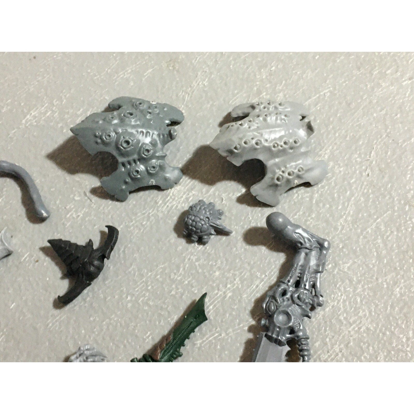 A22317 WARHAMMER 40K TYRANIDS BITS LOT MIXED GAMES WORKSHOP GW