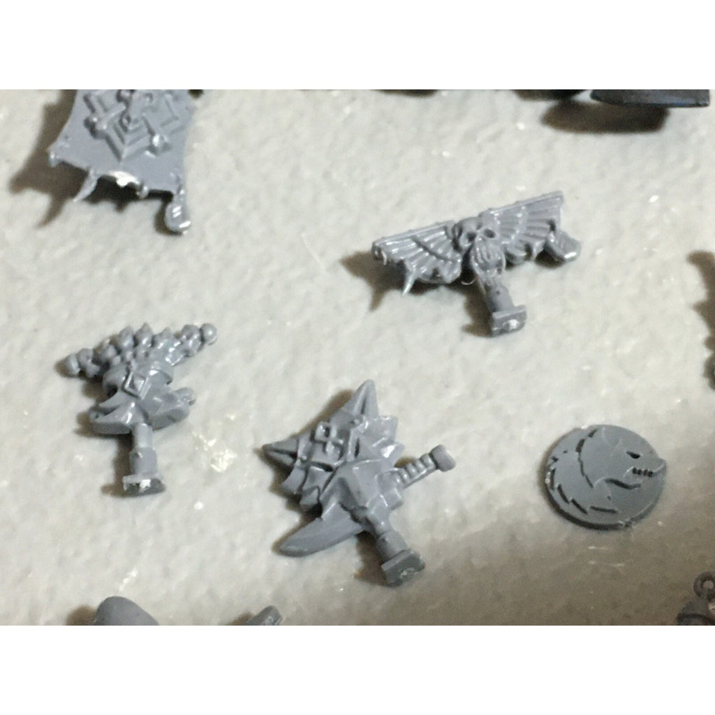 A22559 WARHAMMER 40K SPACE MARINES WOLVES BITS LOT BANNER ACCESSORY SHIELD GW