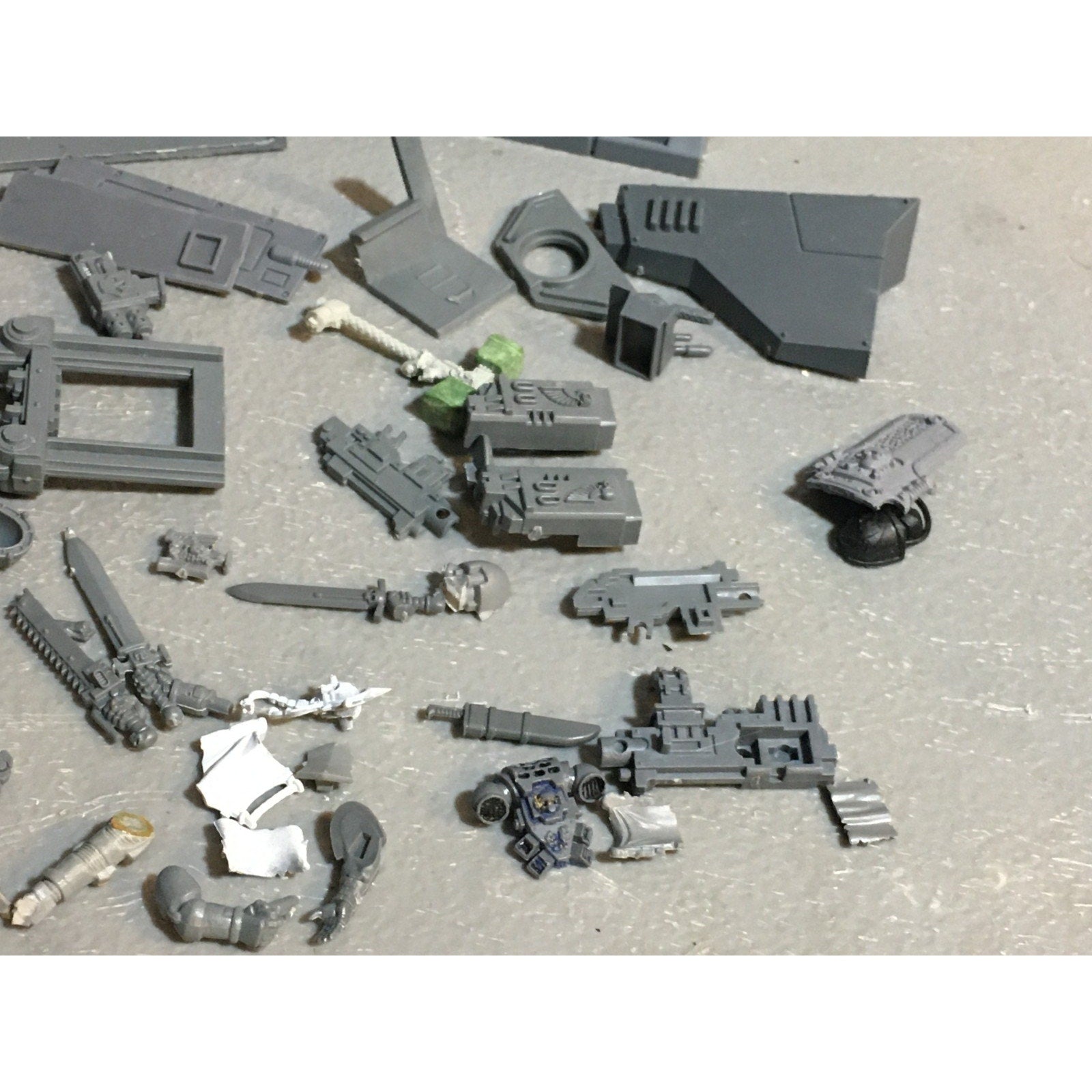 A24530 WARHAMMER 40K SPACE MARINES BITS LOT TANK ARMS OATHS GW