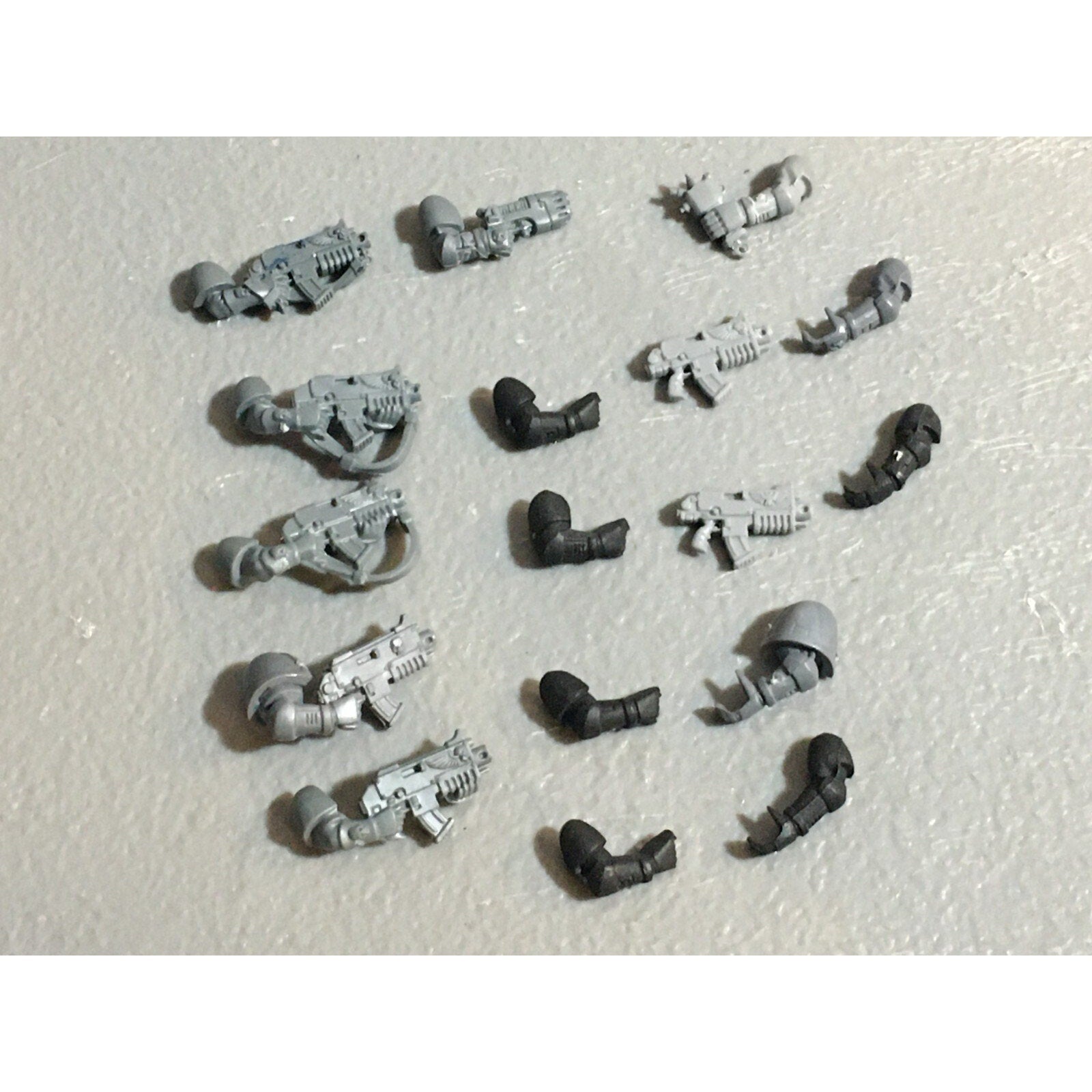 A23076 WARHAMMER 40K SPACE MARINES BITS LOT BOLTERS ARMS GAMES WORKSHOP GW
