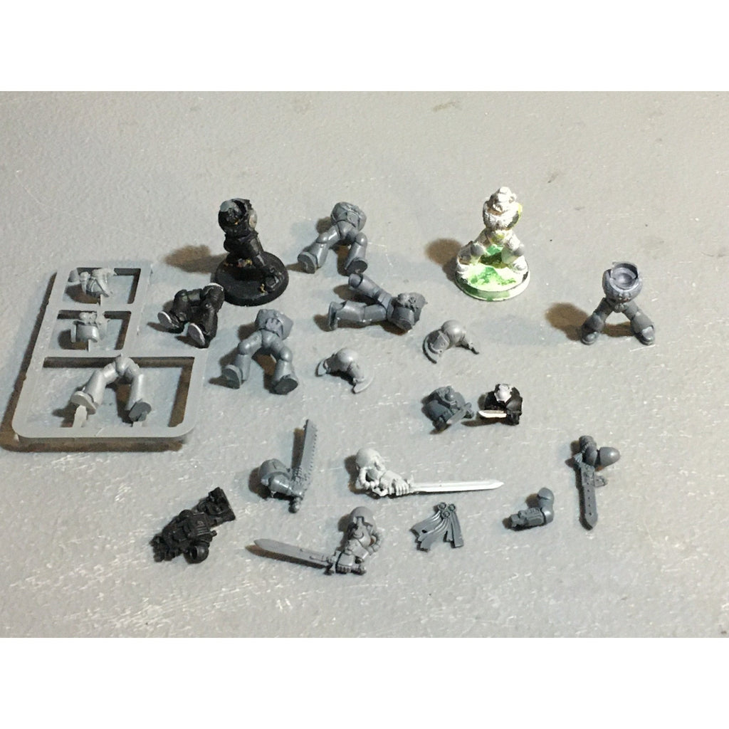 A24527 WARHAMMER 40K SPACE MARINES BITS LOT TORSOS LEGS ARMS GW