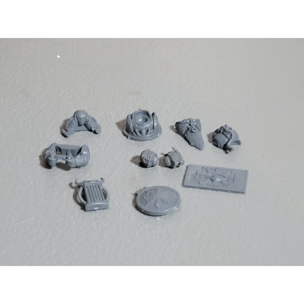A17960 WARHAMMER 40K CHAOS SPACE MARINES TANK GUNNER BITS LOT