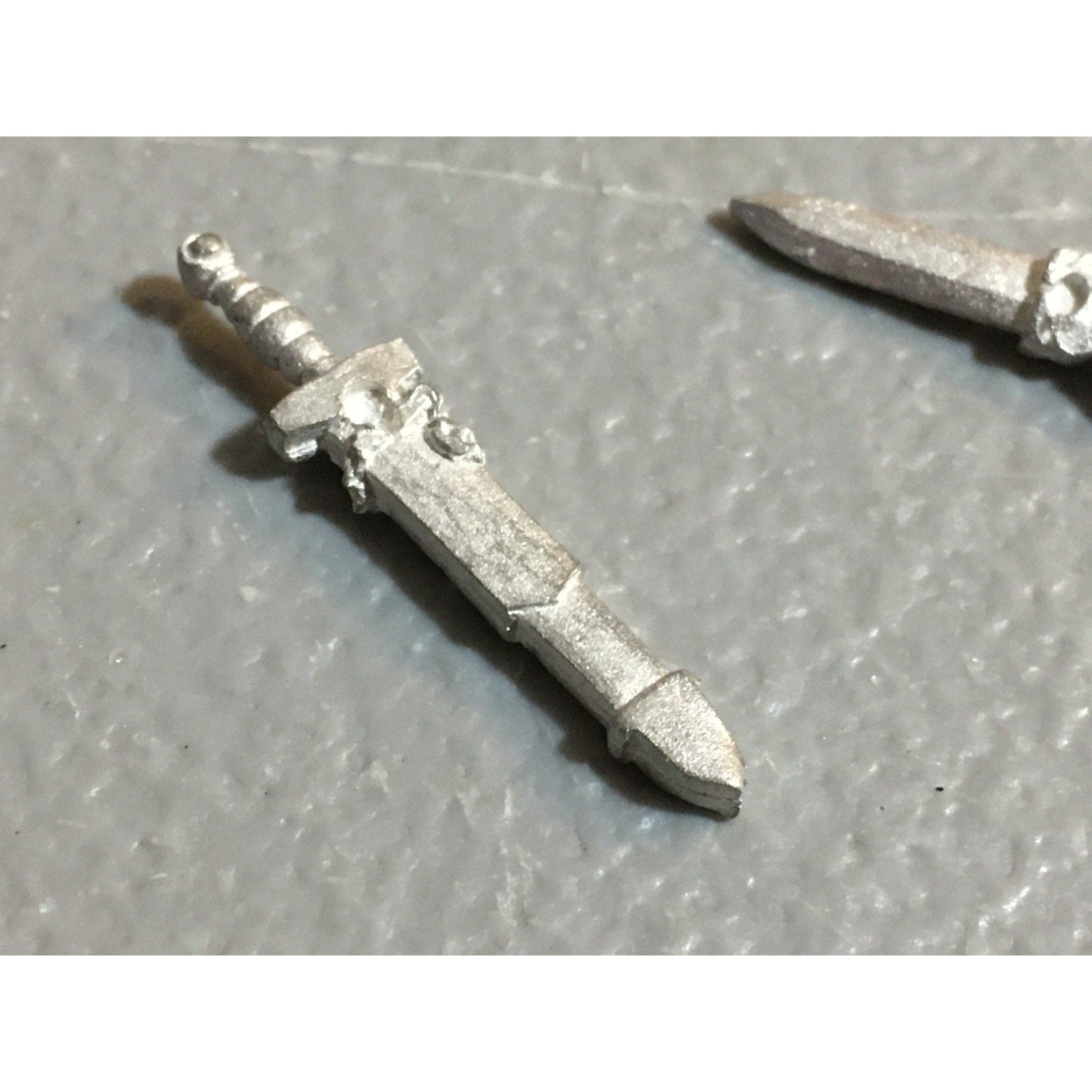A24505 WARHAMMER 40K SPACE MARINES ULTRAMARINES METAL BITS LOT SWORD AXE HEAD