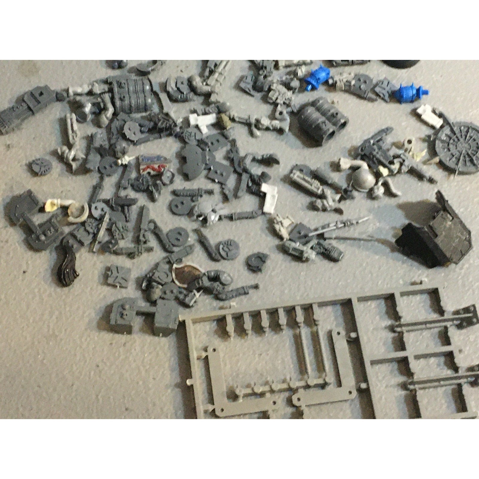 A32582 WARHAMMER 40K FANTASY RANDOM BITS LOT PLASTIC ICONS SPACE MARINES GUARD