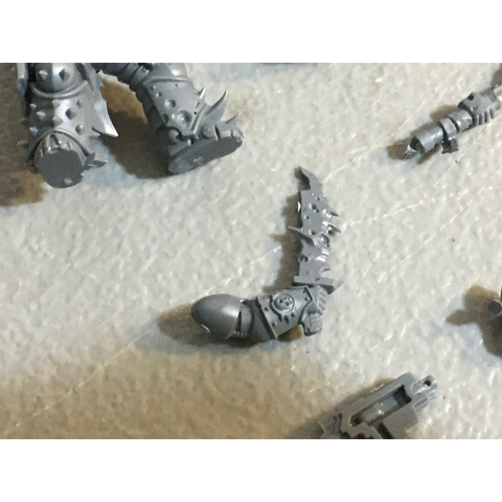 A31461 WARHAMMER 40K CHAOS DEATH GUARD BITS LOT BOLTER LEGS PLAGUE KNIFE GW