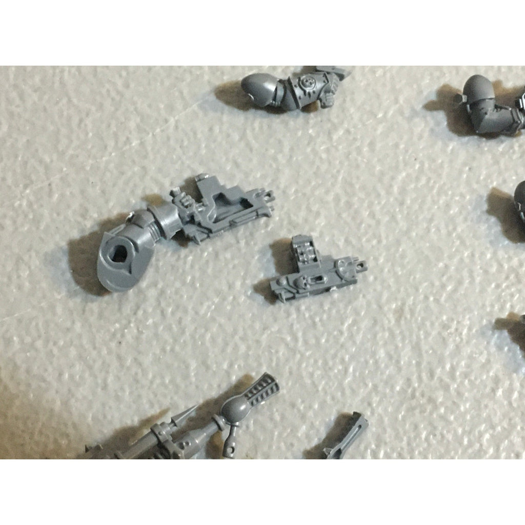 A31461 WARHAMMER 40K CHAOS DEATH GUARD BITS LOT BOLTER LEGS PLAGUE KNIFE GW