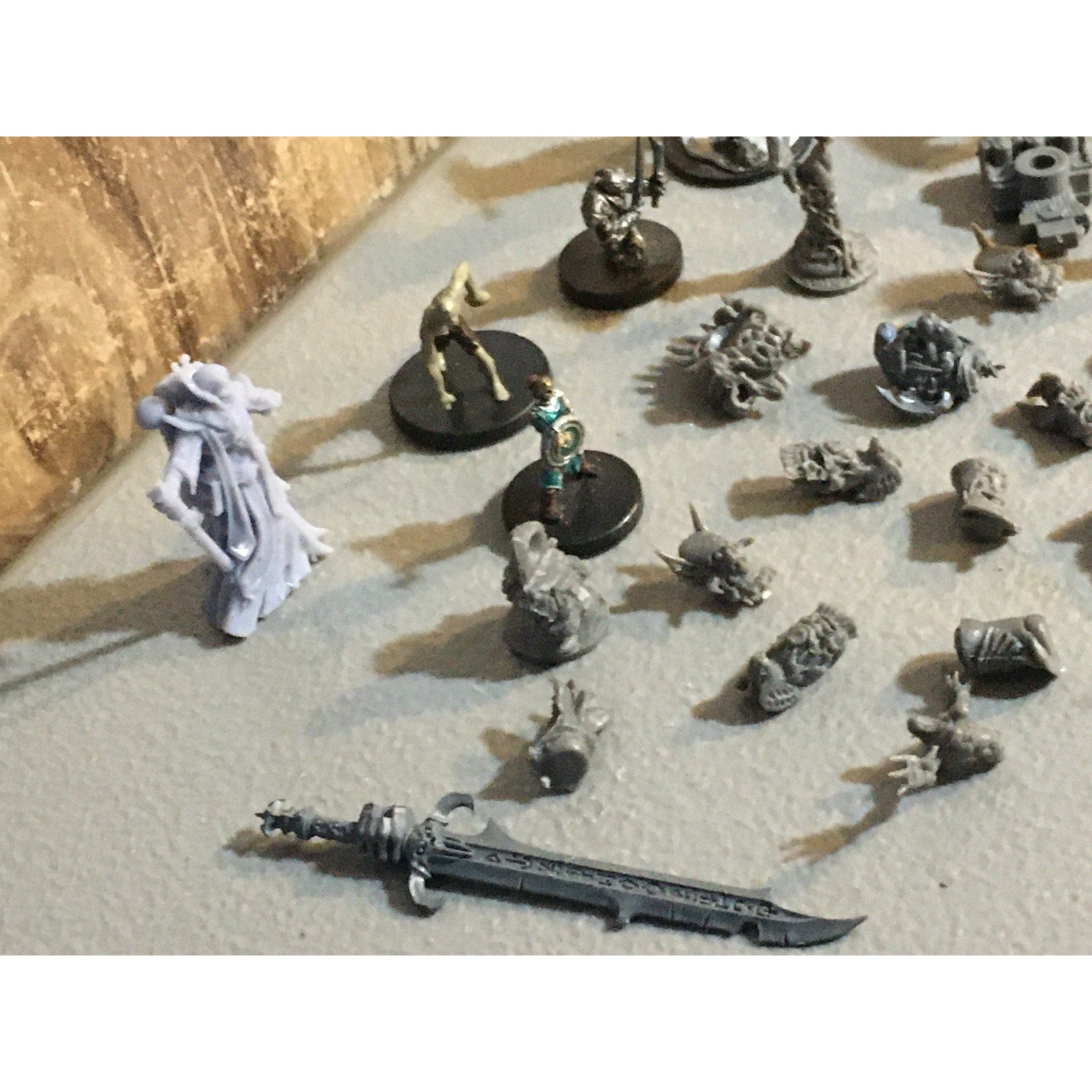 A32575 UNKNOWN MINIATURES PLASTIC DWARF ORC BITS LOT + WIZKIDS D&D TABLETOP RPG