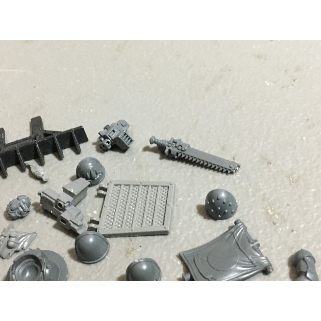 A19802 WARHAMMER 40K SPACE MARINES BITS LOT ARMS VEHICLE
