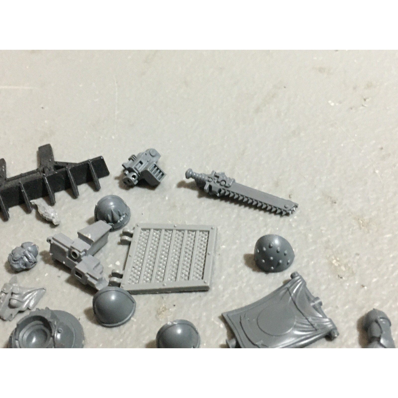 A19802 WARHAMMER 40K SPACE MARINES BITS LOT ARMS VEHICLE