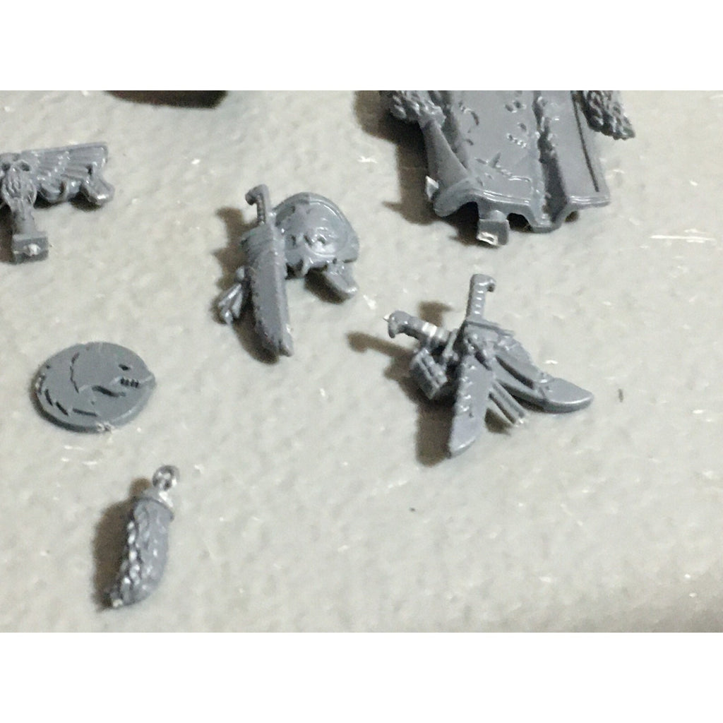 A22559 WARHAMMER 40K SPACE MARINES WOLVES BITS LOT BANNER ACCESSORY SHIELD GW