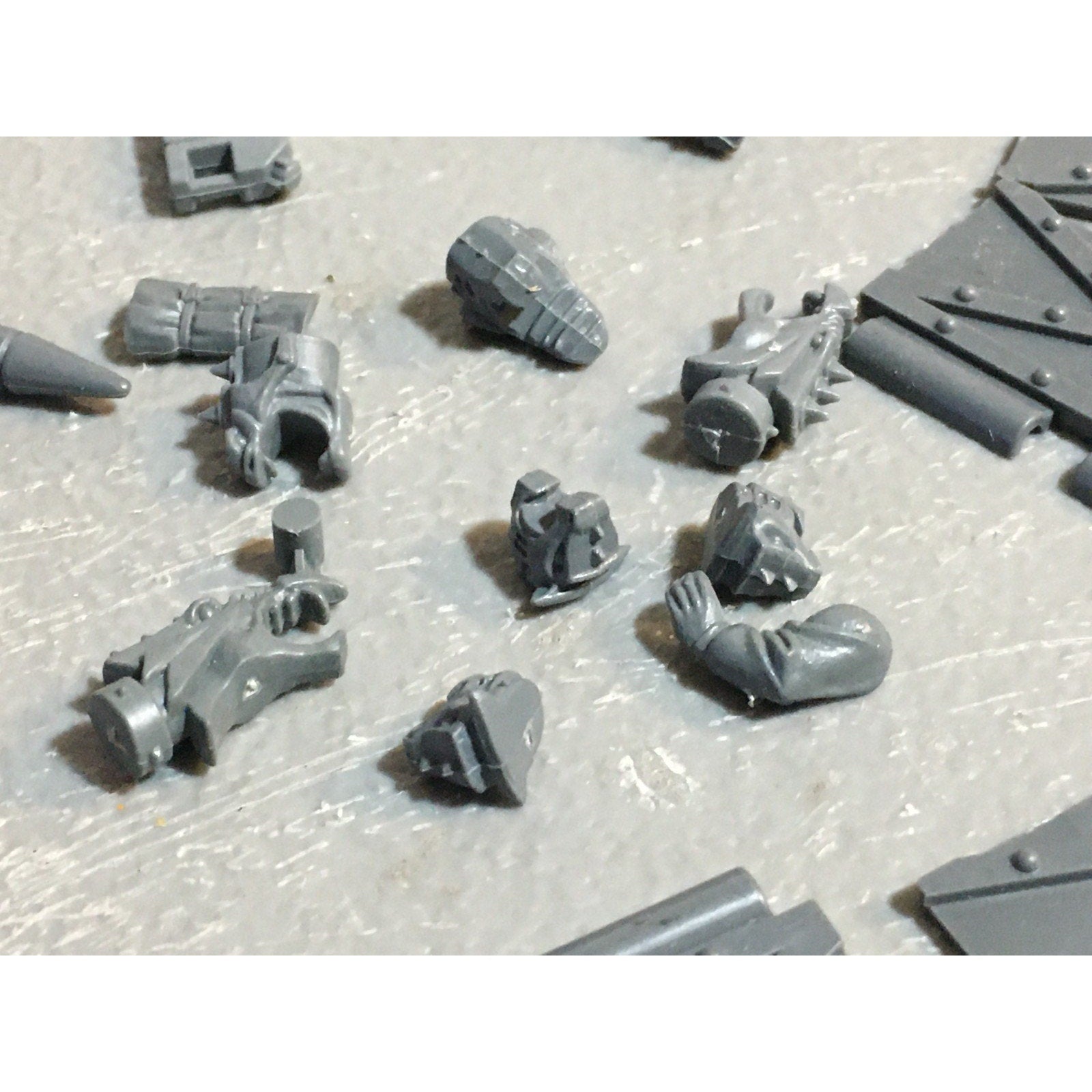 A24532 WARHAMMER 40K MIXED BITS LOT PLATES CHAOS IMPERIAL GW