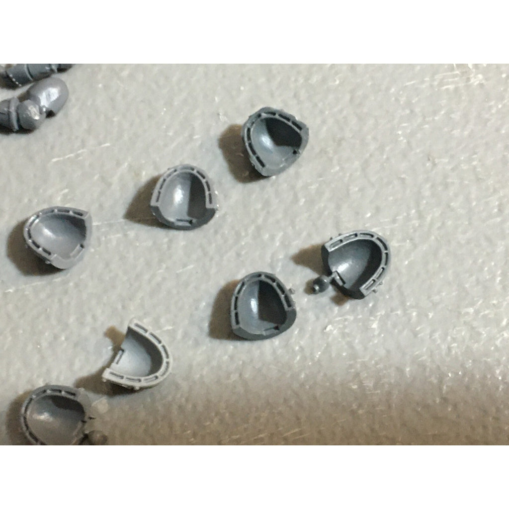 A23075 WARHAMMER 40K CSM CHAOS SPACE MARINES BITS LOT MIXED SHOULDERS ARMS GW