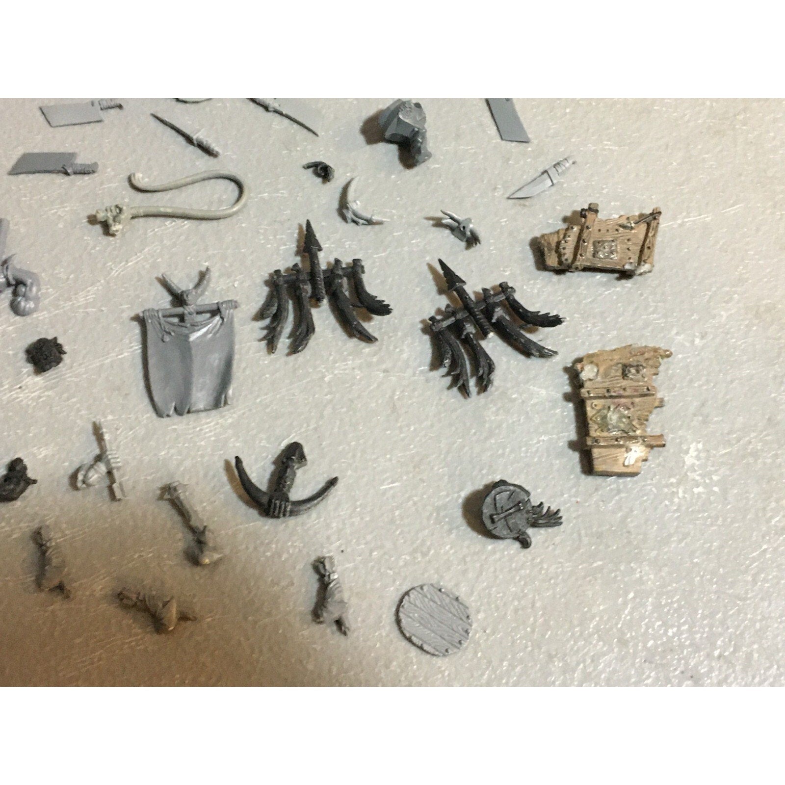A23434 WARHAMMER FANTASY ORCS & GOBLINS BITS LOT MIXED ARM BANNER KNIFE GW