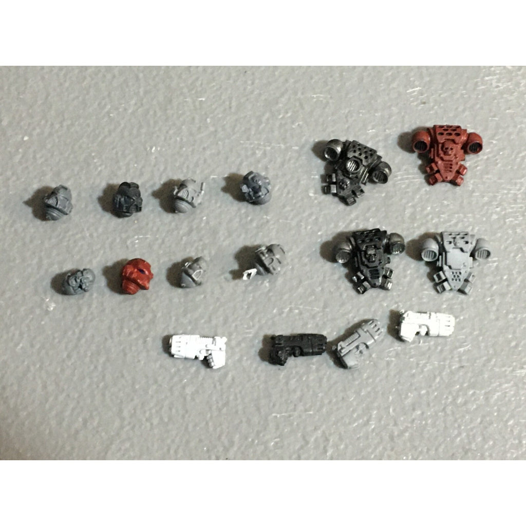 A22999 WARHAMMER 40K SPACE MARINES BITS LOT HEADS PLASMA PISTOLS BACKPACKS GW