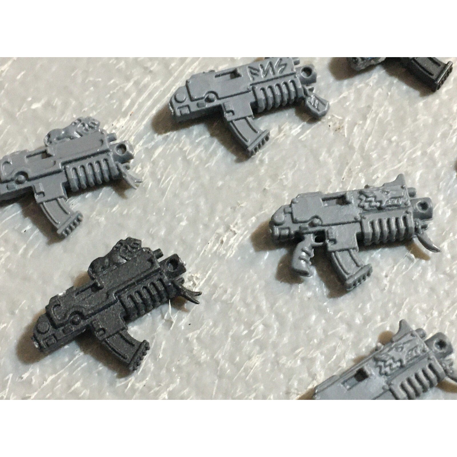 A22991 WARHAMMER 40K SPACE MARINES WOLVES BITS LOT BOLTERS GW