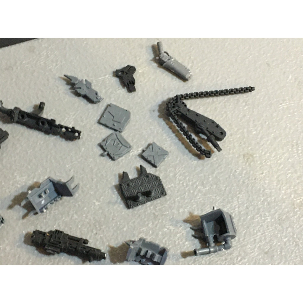 A33587 WARHAMMER 40K SPACE ORKS BITS LOT MIXED TANK POLE ICON GW