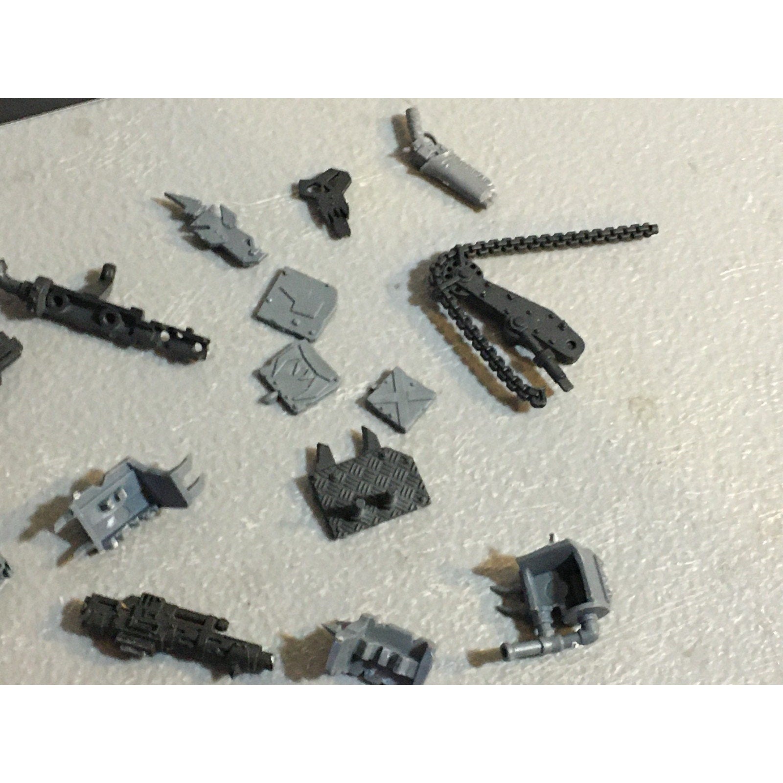 A33587 WARHAMMER 40K SPACE ORKS BITS LOT MIXED TANK POLE ICON GW