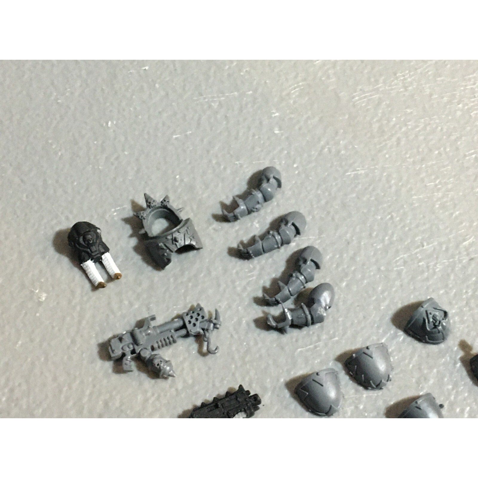 A23075 WARHAMMER 40K CSM CHAOS SPACE MARINES BITS LOT MIXED SHOULDERS ARMS GW