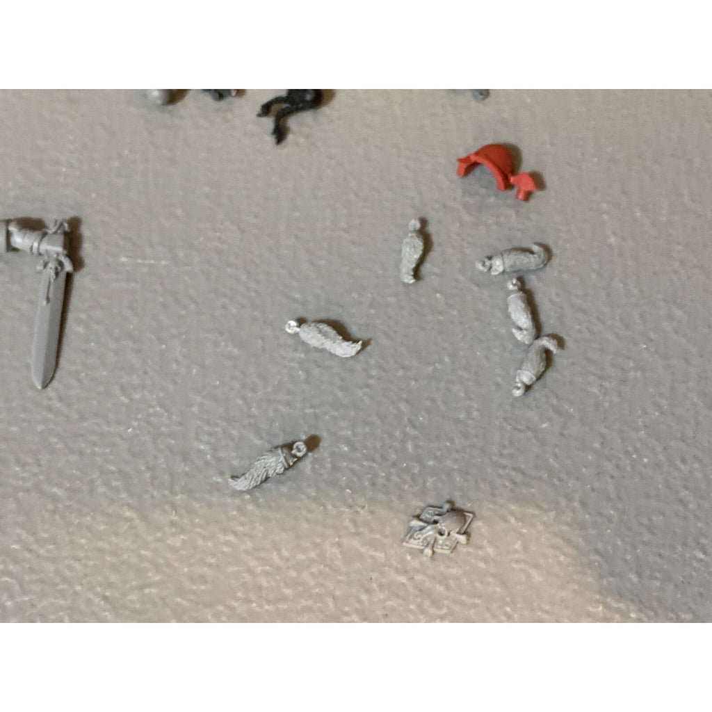 A22913 WARHAMMER 40K SPACE MARINES SPACE WOLVES BITS LOT WOLF TAILS HEADS