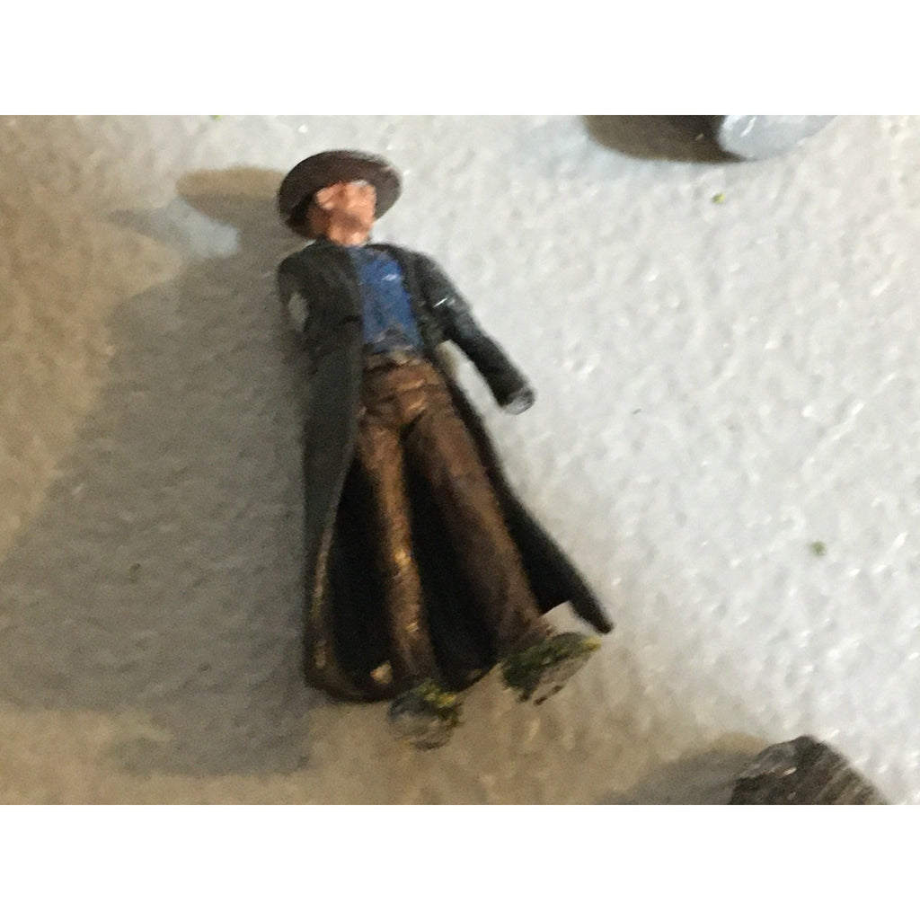 A32503 UNKNOWN PLASTIC MINIATURES MISS BASES HUMAN WARRIOR SOLDIER