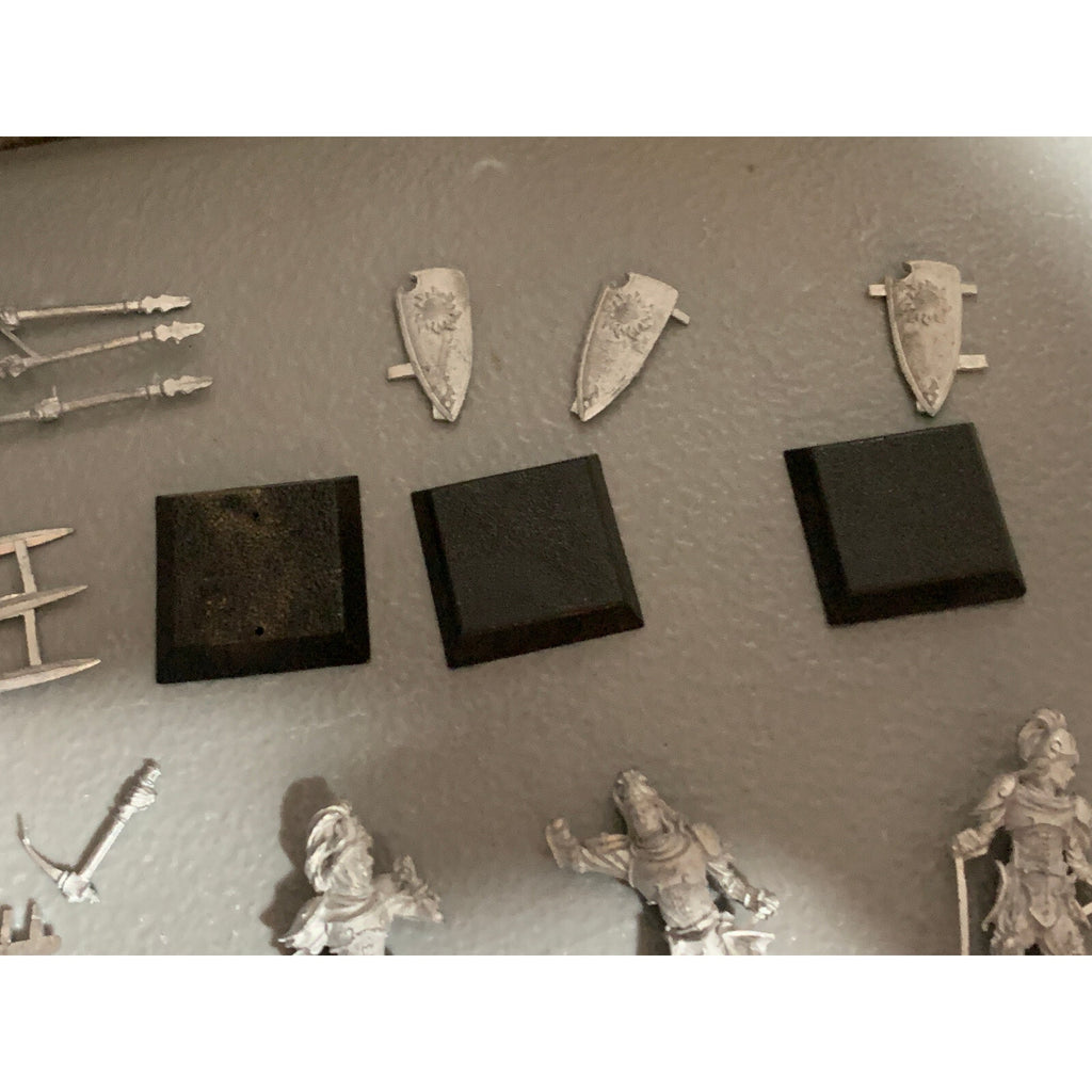 A10497 RACKHAM CONFRONTATION METAL OOP GUARDS OF ALAHAN