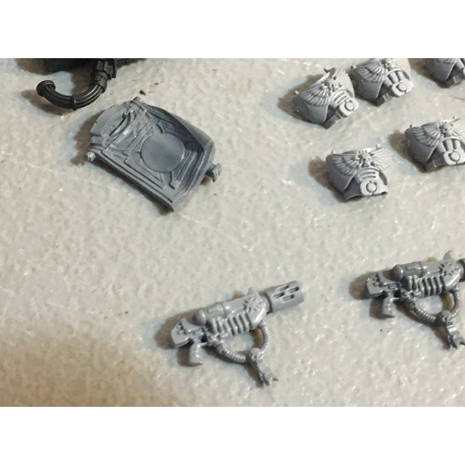 A33584 WARHAMMER 40K SPACE MARINES BITS LOT MIXED KNIFE CHEST MELTA GW