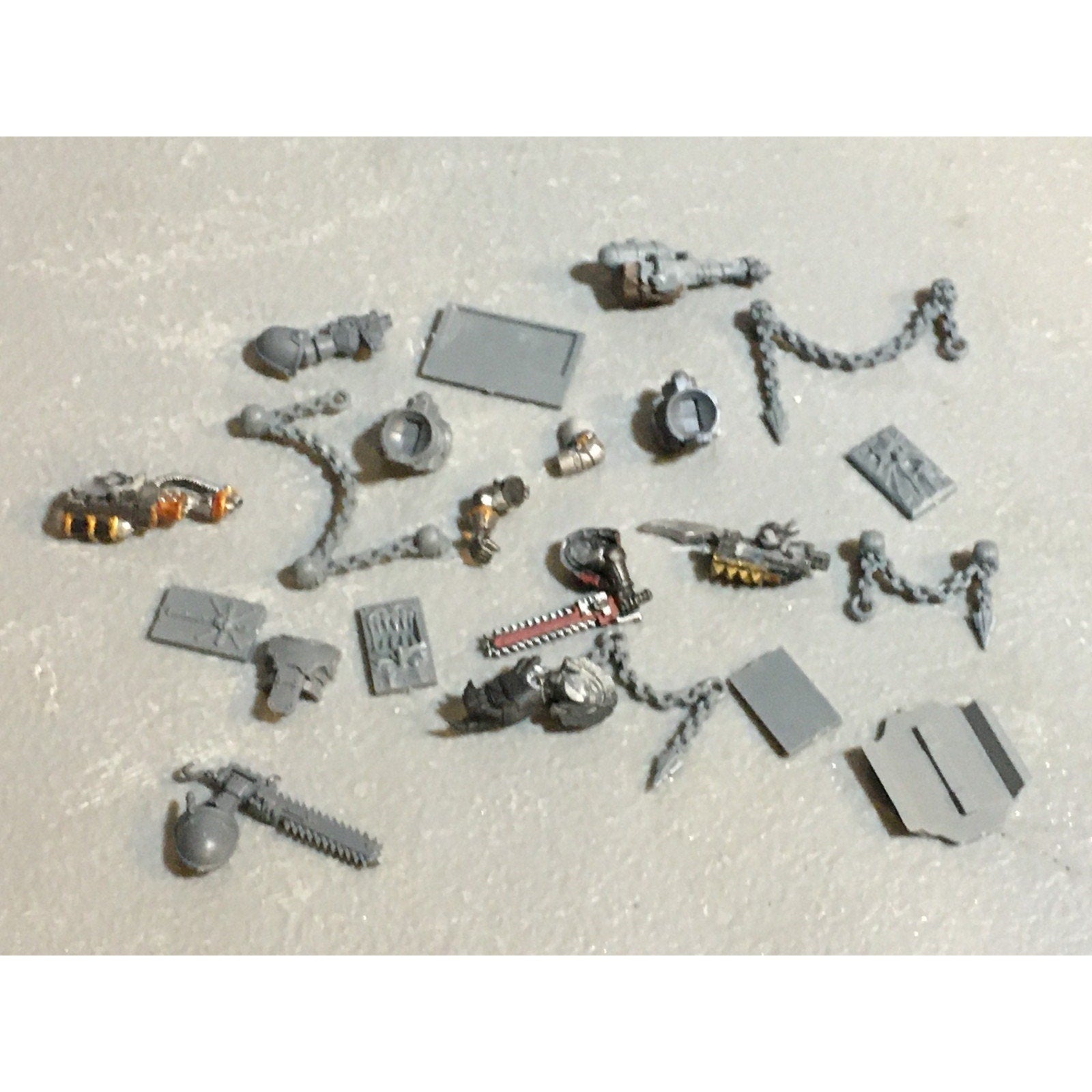 A24521 WARHAMMER 40K CHAOS SPACE MARINES BITS LOT TANK PLATES ARMS CHAINS GW
