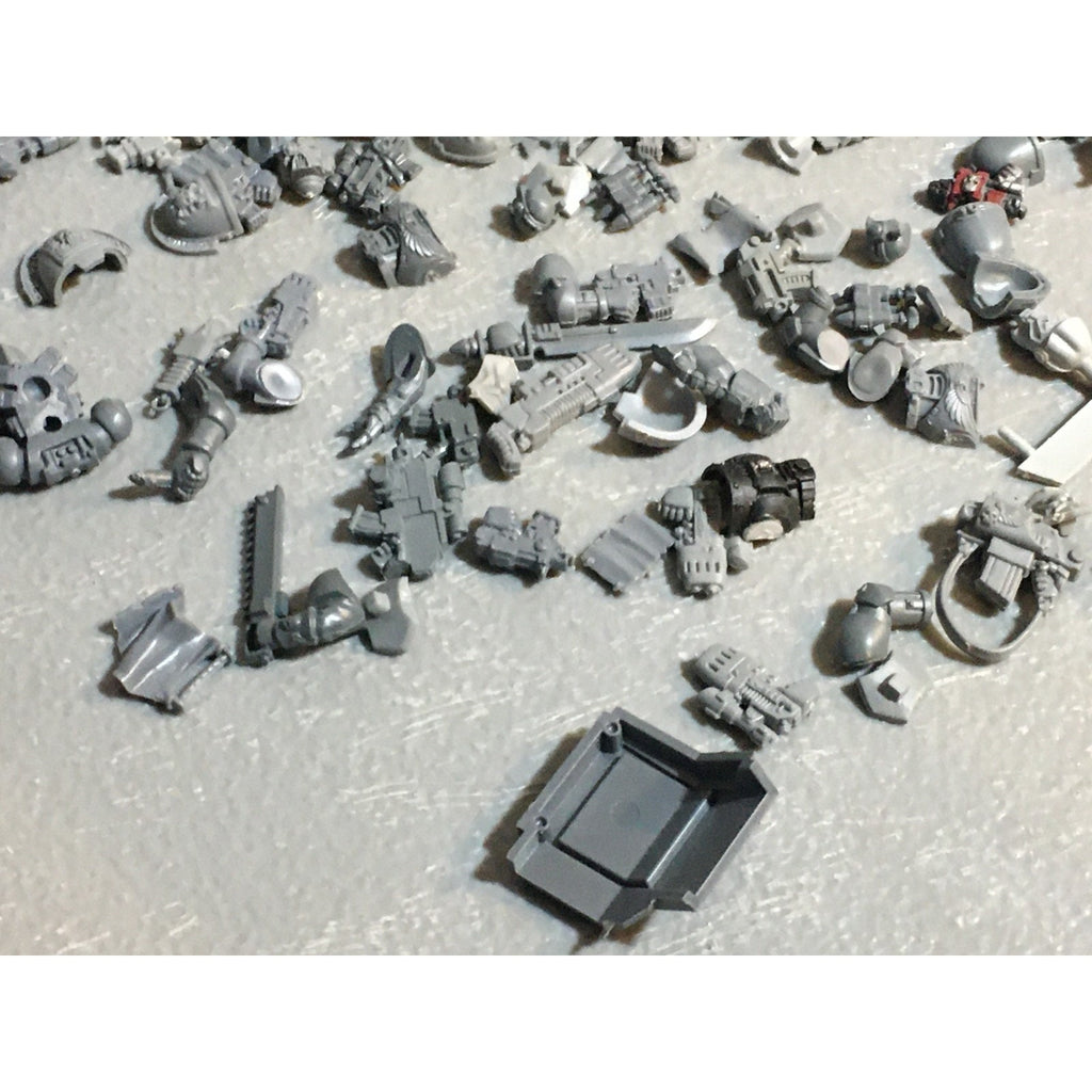 A24528 WARHAMMER 40K SPACE MARINES BITS LOT MIXED HEADS ARMS TANK GW