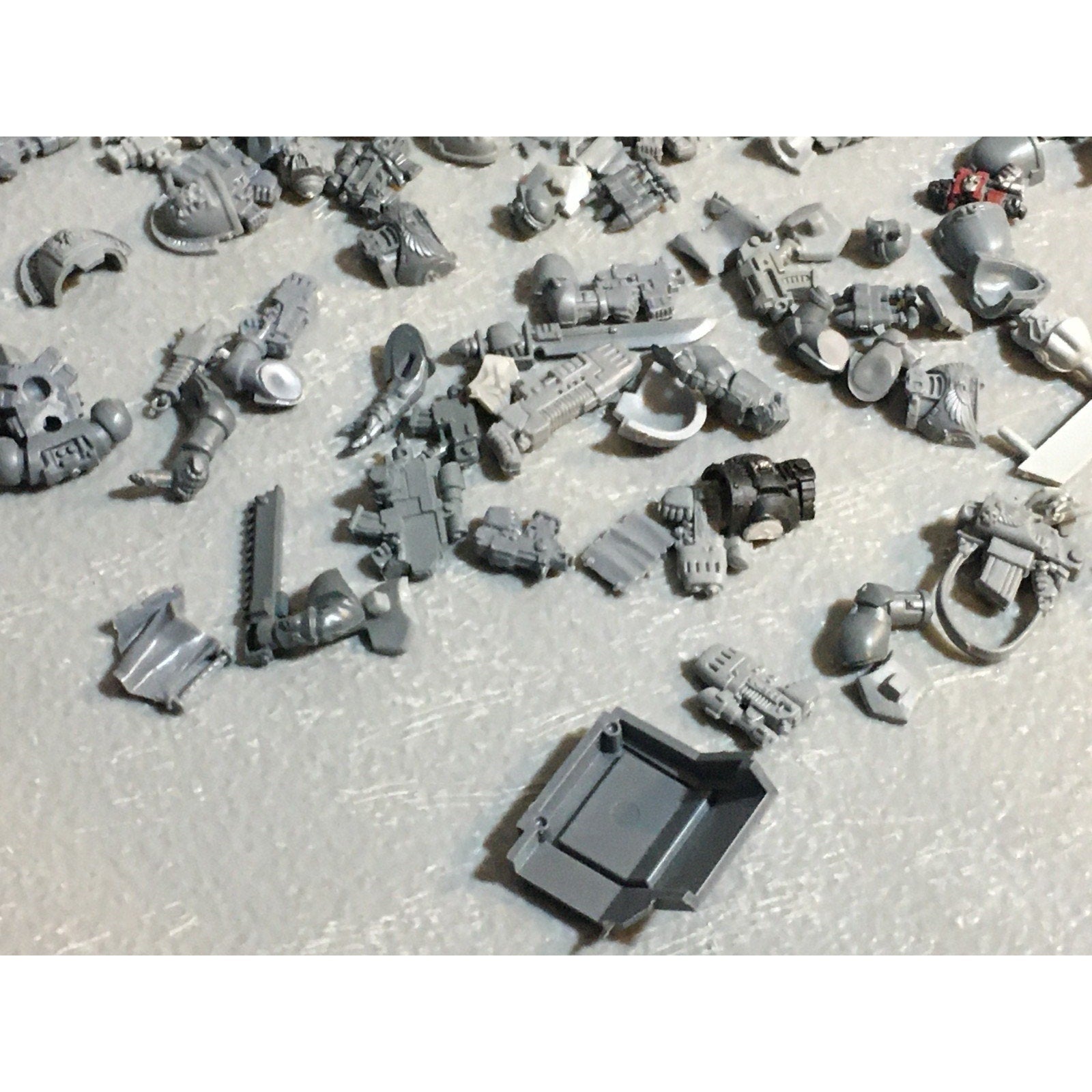 A24528 WARHAMMER 40K SPACE MARINES BITS LOT MIXED HEADS ARMS TANK GW
