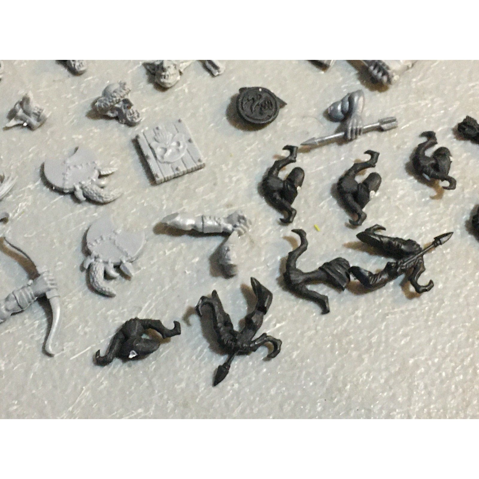 A27514 WARHAMMER FANTASY ORCS & GOBLINS BITS LOT SHIELDS BOWS HEADS GW