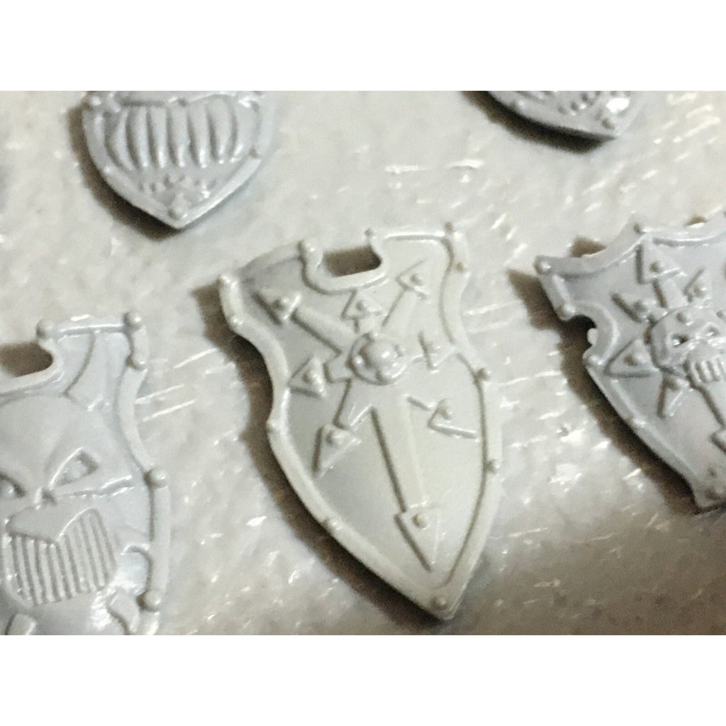 A22246 WARHAMMER FANTASY CHAOS MORTALS BITS LOT WARRIORS KNIGHTS SHIELDS GW OOP