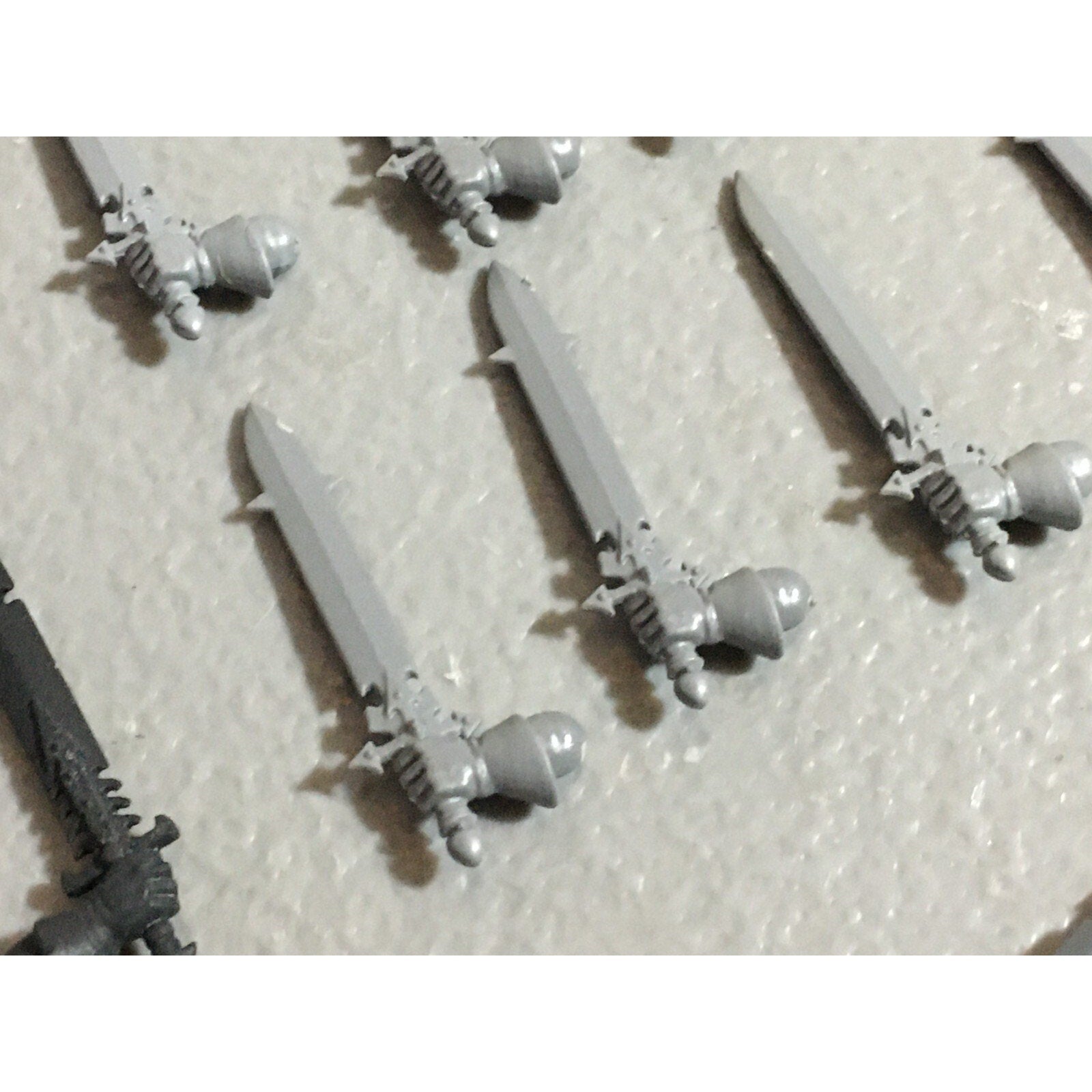 A22218 WARHAMMER FANTASY CHAOS MORTALS BITS LOT SWORD HANDS GAMES WORKSHOP