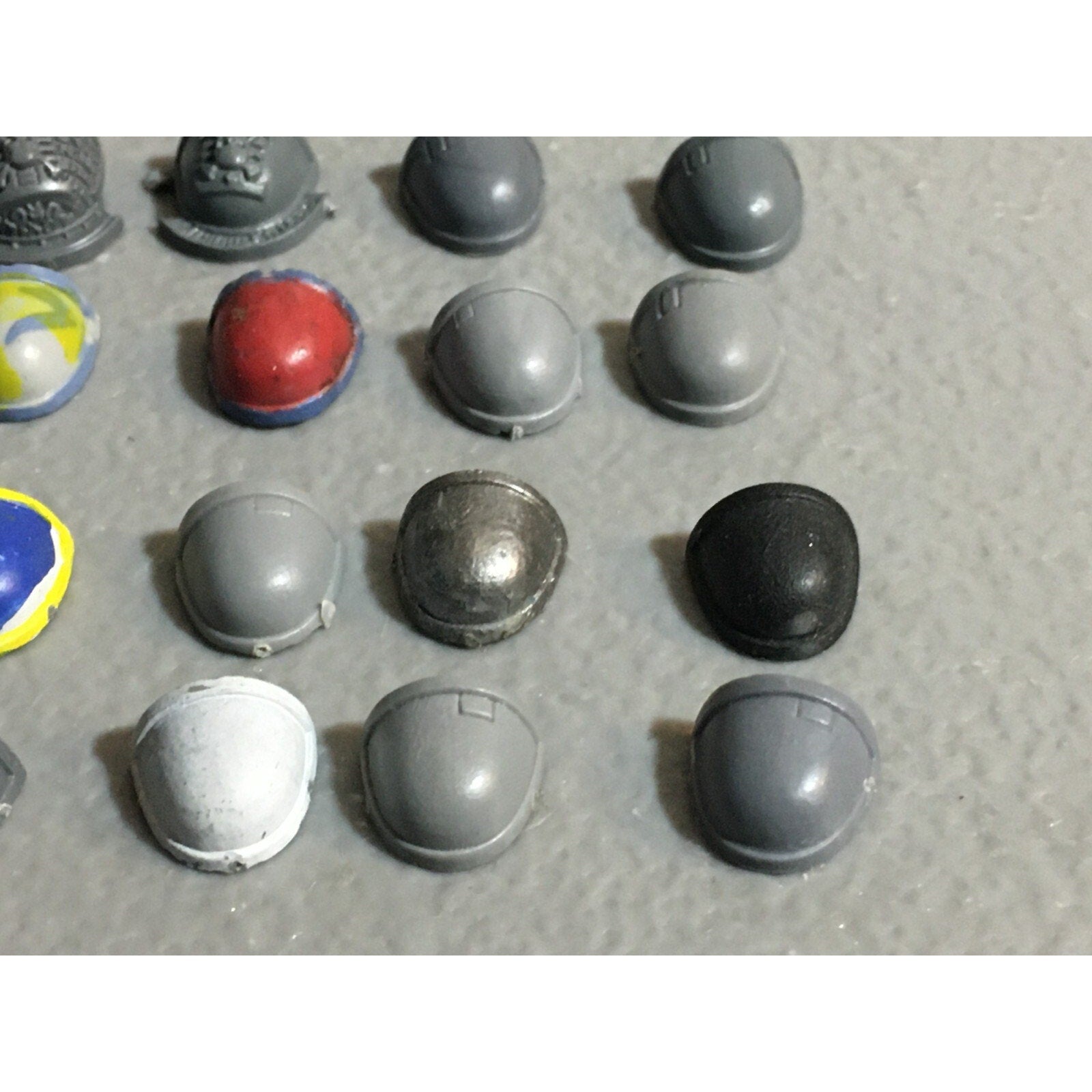 A22982 WARHAMMER 40K SPACE MARINES BITS LOT SHOULDER PADS GW GAMES WORKSHOP
