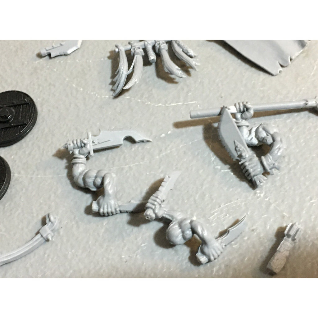A23398 WARHAMMER FANTASY ORCS & GOBLINS BITS LOT MIXED ACCESSORIES BANNER HEADS