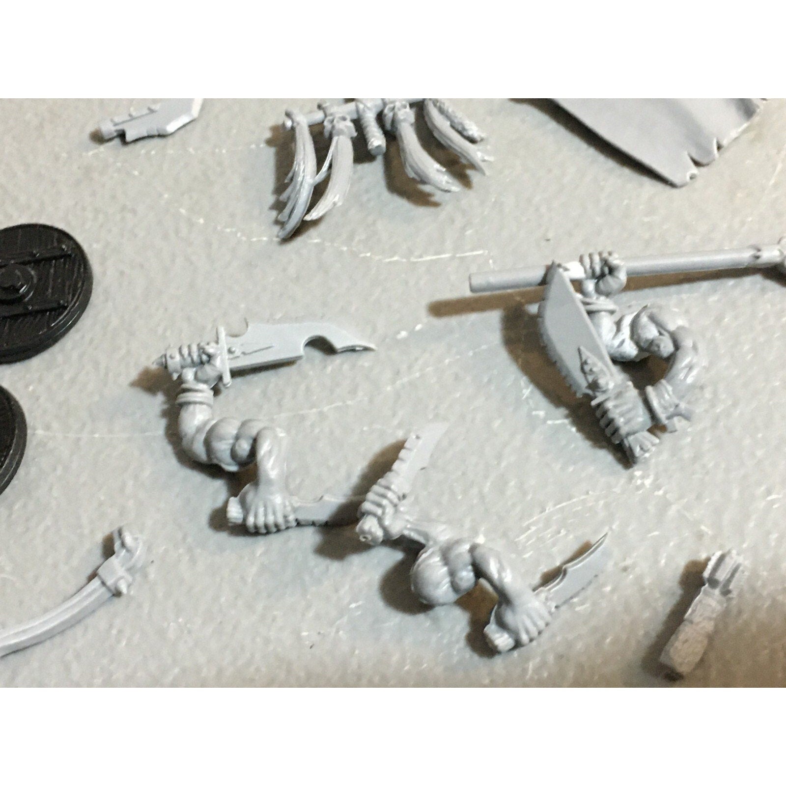 A23398 WARHAMMER FANTASY ORCS & GOBLINS BITS LOT MIXED ACCESSORIES BANNER HEADS