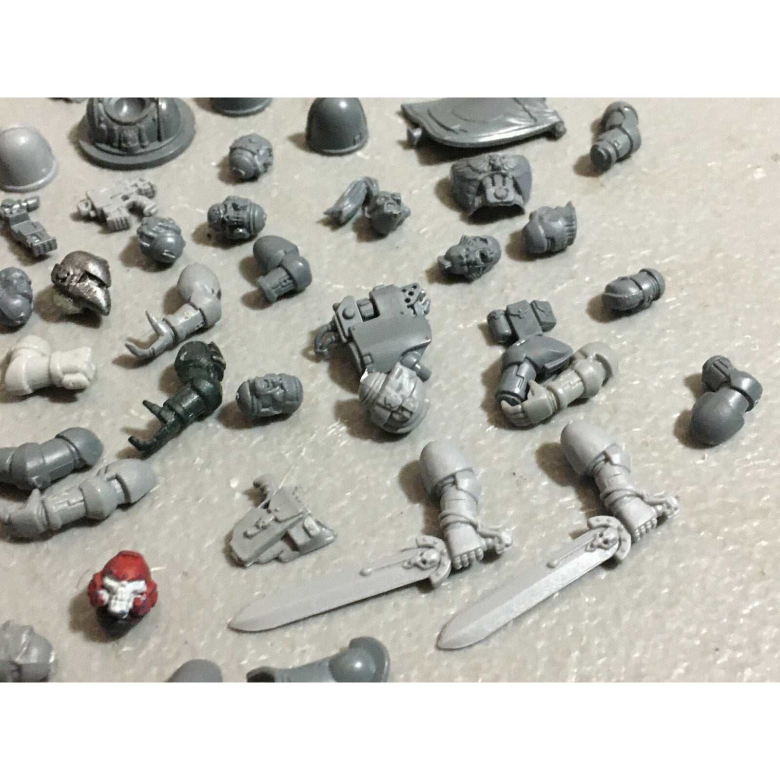 A19802 WARHAMMER 40K SPACE MARINES BITS LOT ARMS VEHICLE