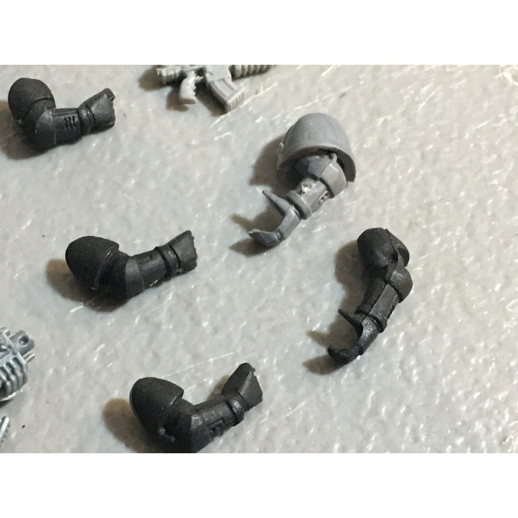 A23076 WARHAMMER 40K SPACE MARINES BITS LOT BOLTERS ARMS GAMES WORKSHOP GW