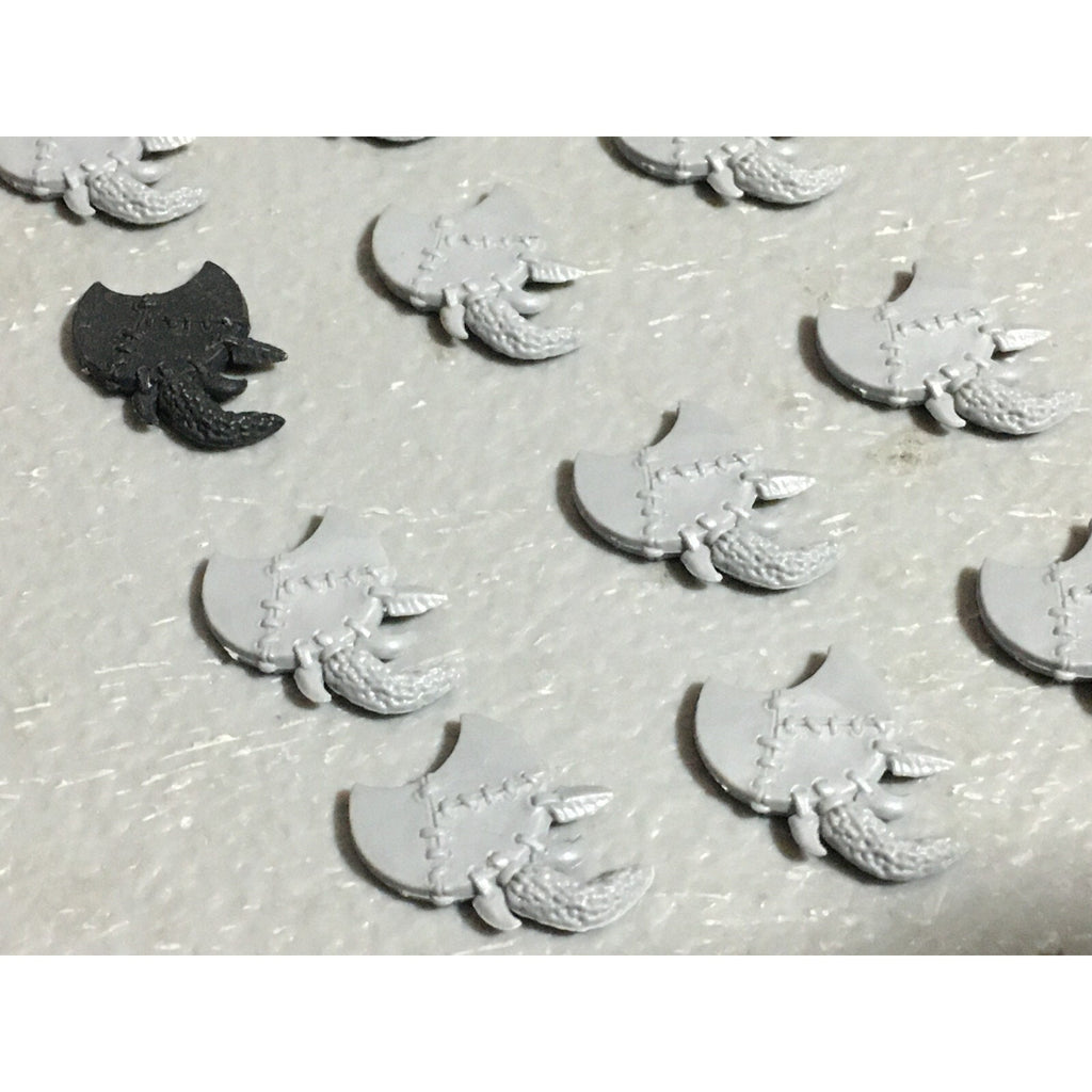 A22625 WARHAMMER FANTASY ORCS & GOBLINS BITS LOT GOBLIN SHIELD GAMES WORKSHOP GW